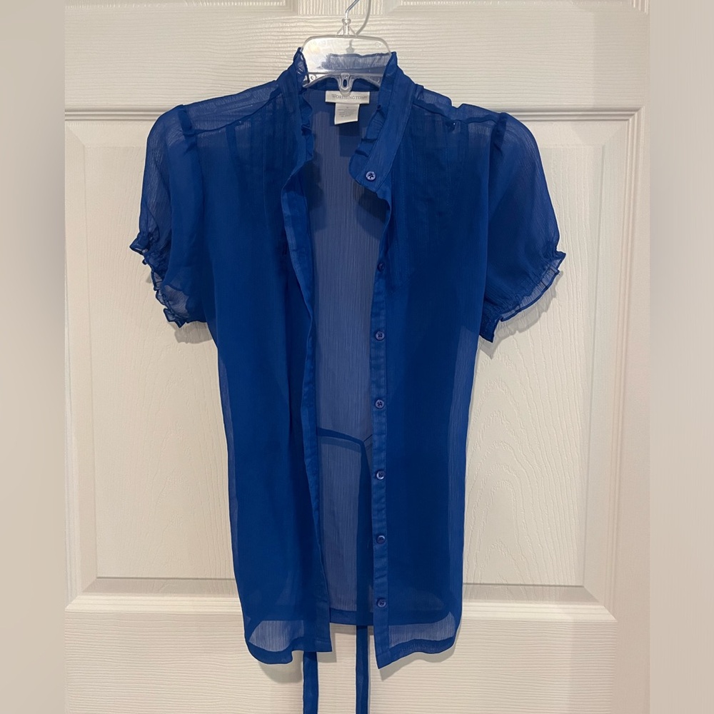 Women’s Worthington blue button up blouse with optional tie, size 8